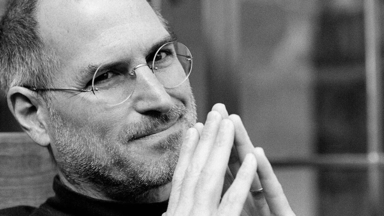 Steve Jobs wearing rimless glasses, symbol of minimalism