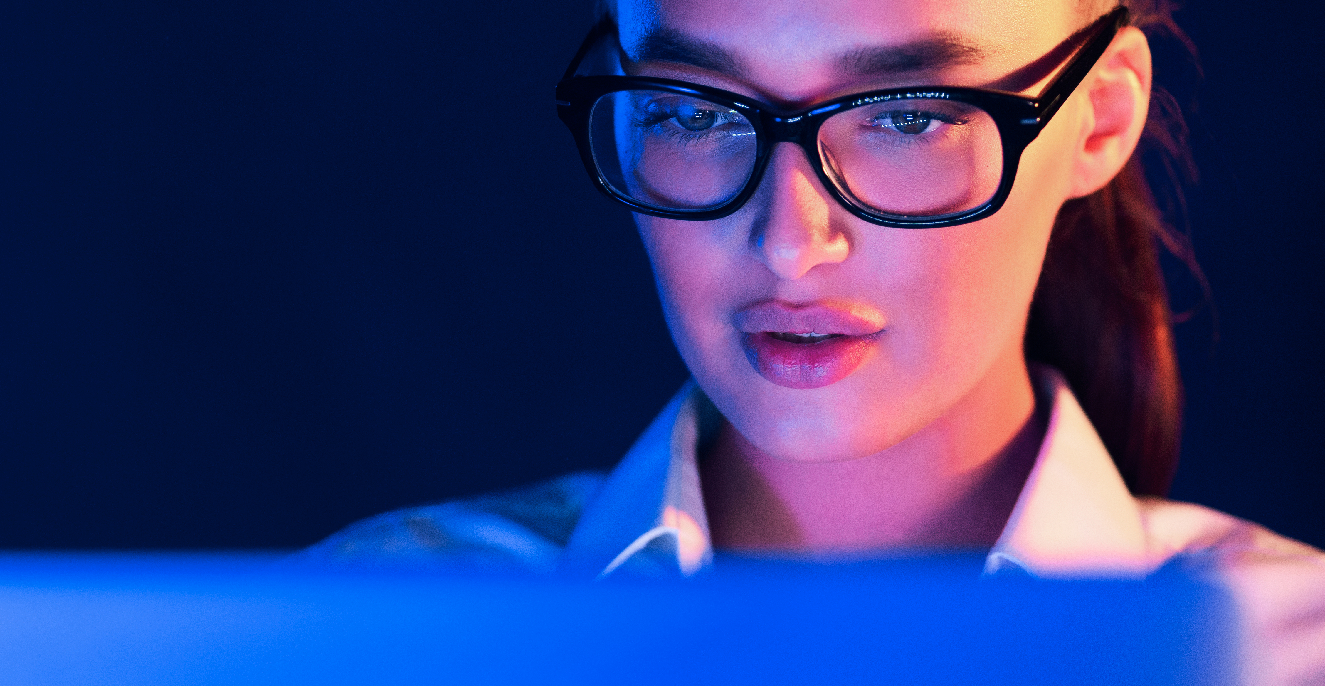 Night work on a laptop: blue light exposure impact