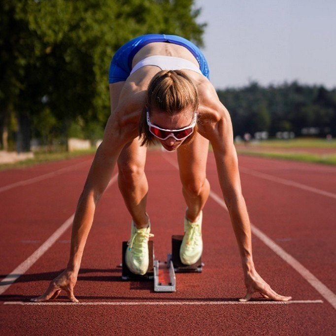 Athlete wearing Oakley eyewear outdoors – clear vision and optimized contrast